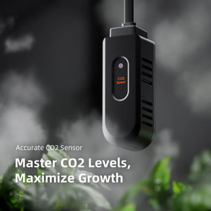 Spider Farmer CO₂-sensor hängande över bladverk – exakt mätning för optimerad tillväxt./Spider Farmer CO₂ sensor hanging above foliage—accurate readings for optimized growth.