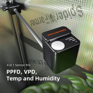 GGS 4-i-1 Sensor Pro monterad på stång i odlingstält – mäter PPFD, VPD, temperatur och luftfuktighet./ GGS 4-in-1 Sensor Pro mounted on a tent bar—measures PPFD, VPD, temperature and humidity.