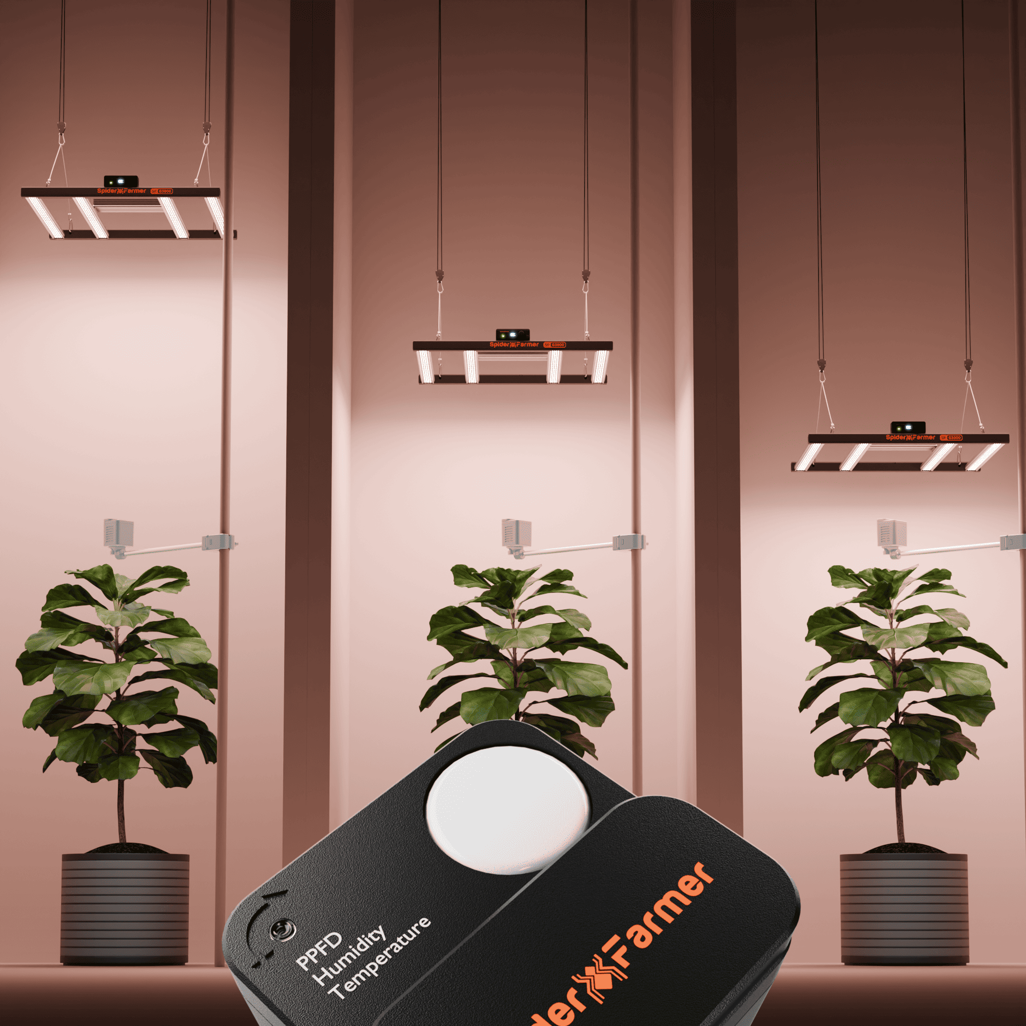 Spider Farmer GGS SensorPro i förgrund med PPFD/Temp/RH; tre LED-armaturer ovanför växter i grow-rum. / Spider Farmer GGS SensorPro in the foreground with PPFD/Temp/RH; three LED fixtures above plants in a grow room.