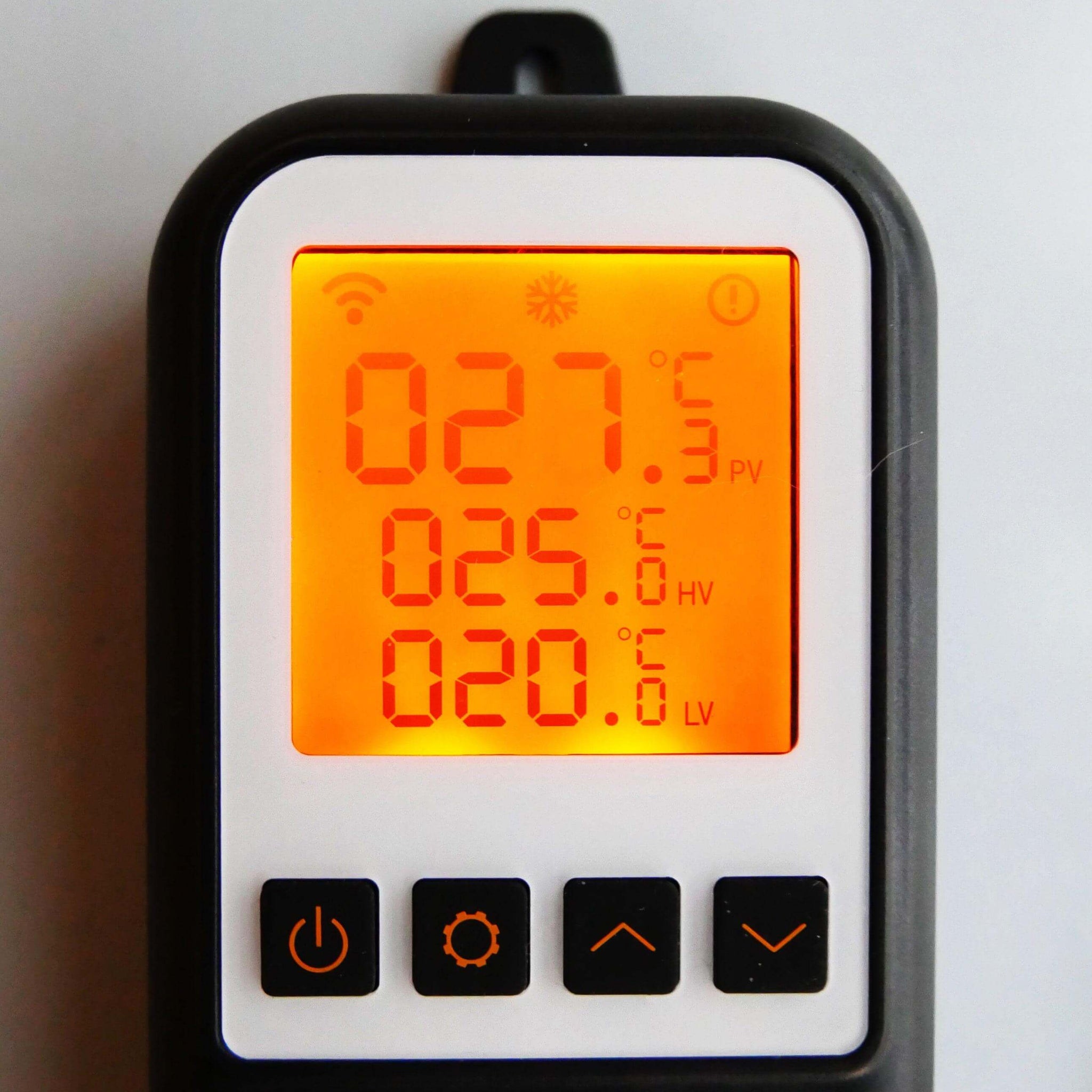 BRIDA Smart Thermostat, 3500W (close-up on backlighted display) - STOCKHOLM REPTILES